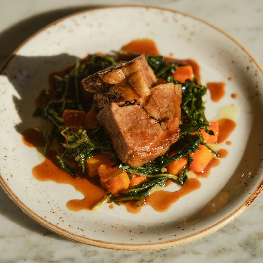 Meet the slow cooked lamb shoulder with butternut squash, wild chicory and jus. 🍂 

Link in bio to 