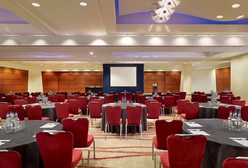 Close to London's key transport hubs, Park Plaza Victoria London is only less than five minutes walk