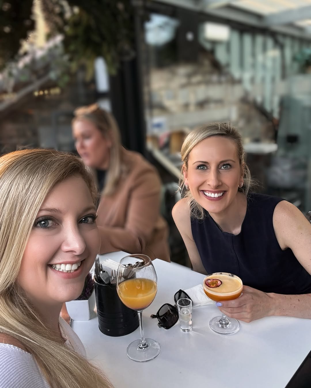 This stunner came up to London on the train to have drinks and dinner! 🥂 Friends for 37 years and w