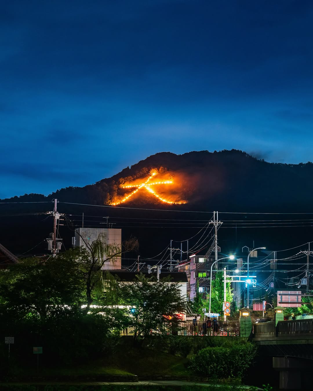毎年8月16日の夜に京都市内の山々で行われる「#五山送り火」。

お盆に迎えたご先祖さまの霊を再びあの世へ送る、京都の夏を代表する伝統行事です🔥

ホテルモントレ京都では、13階のスパラウンジから五