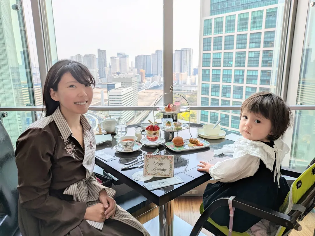 Afternoontea in the royal park hotel iconick Tokyo🫖

ゆっくりホテルアフヌン🥹
WEDGWOODのお皿とかティーカップ、色々な華やかなお花が並ん