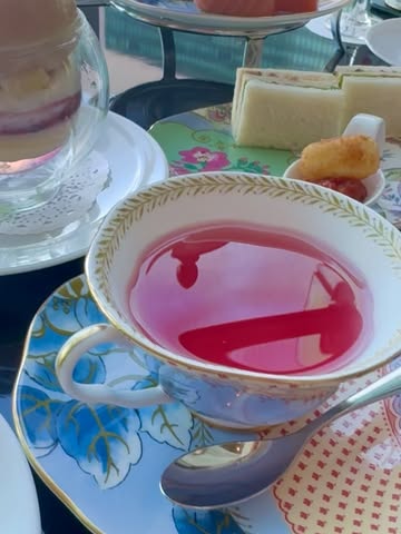 AFTERNOON TEA with “SIROCCO”「ピーチ」🍑
@iconictokyoshiodome 

毎回楽しみな、
こちらのアフタヌーンティーの主役は、
パティシエが1つずつ手作業で