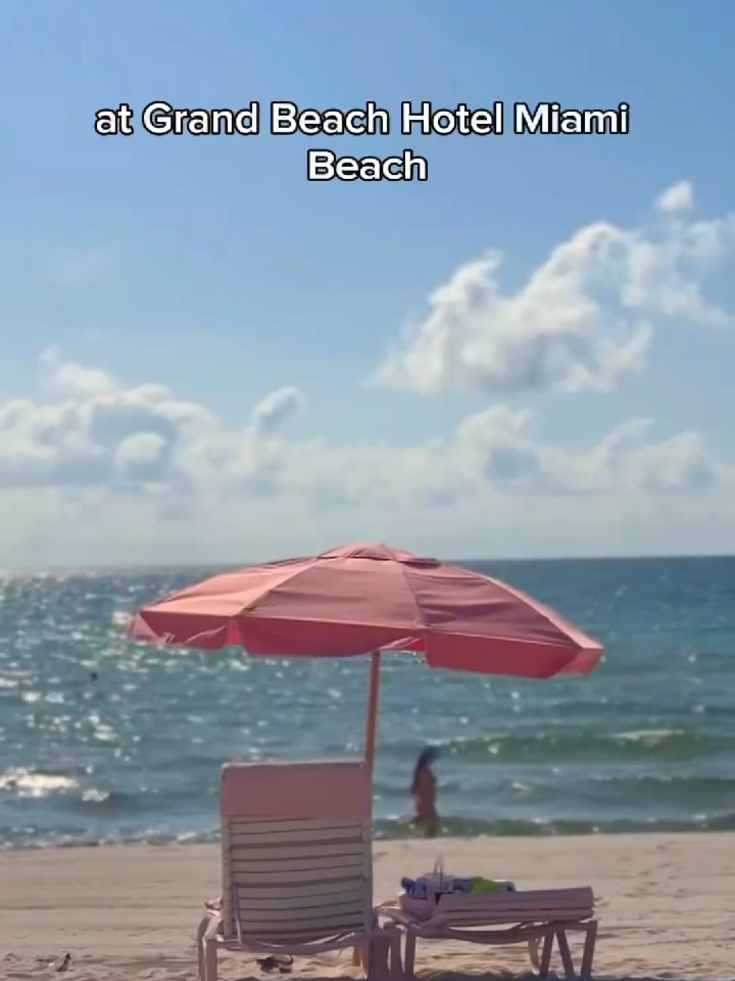Beachfront views + rooftop pool?? Say less 😍
I found a Miami Beach hotel that has BOTH beachfront a