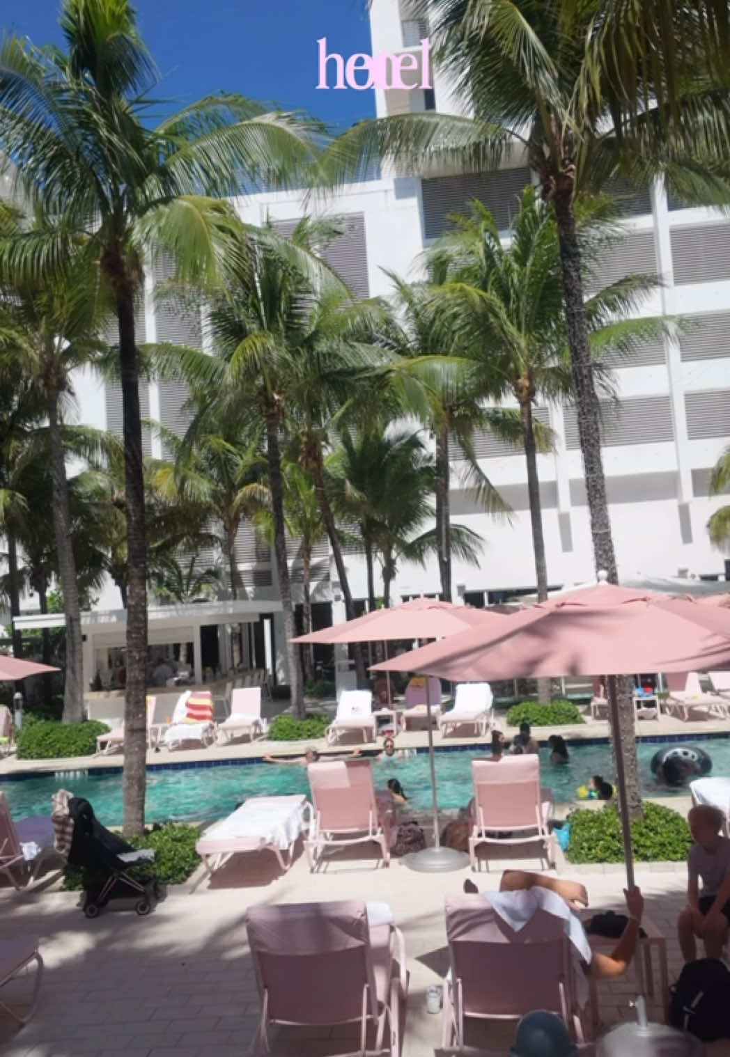 Si este hotel apareciera en mi Pinterest… definitivamente lo guardaría. 🎀🌴✨

Tonos rosa, palmeras,