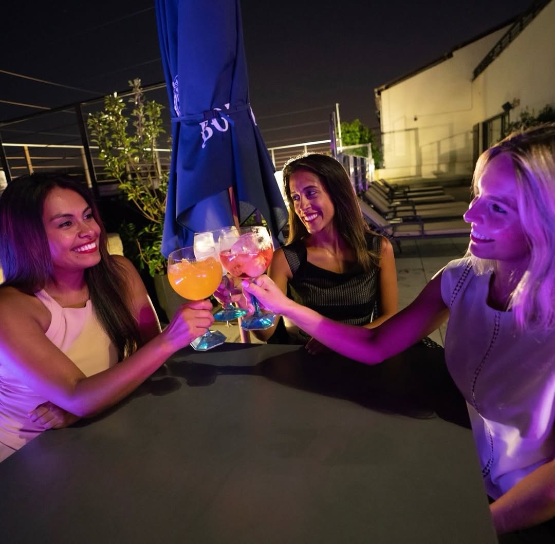 ¿Tienes plan para las noches de verano? 🍹🎶 Sube a la terraza del @hotelbarcelonacenter con tus ami