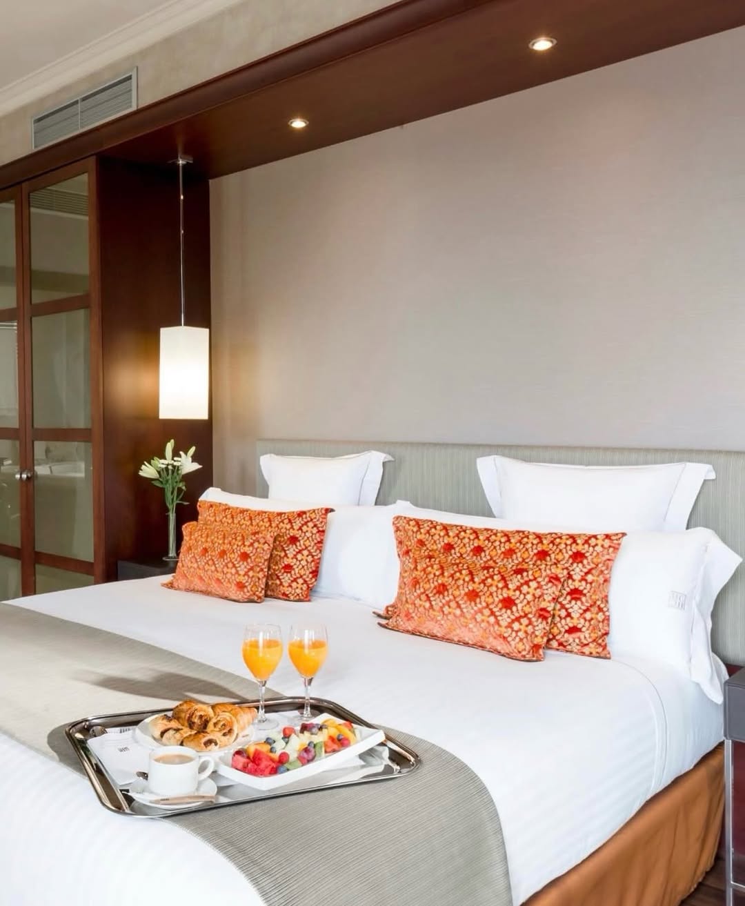 ¿Eres más de desayuno en el bufet o en la cama? ☕️ 🥐  Sea como sea, lo que más nos gusta es saber q