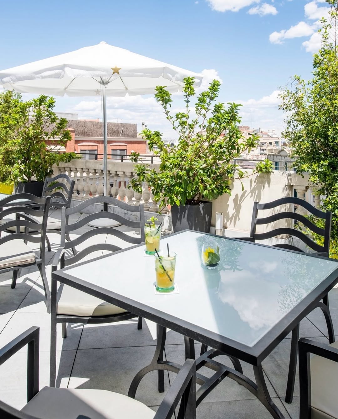 ¿Cómo llevas lo de quedarte en casa cuando puedes subir a nuestra terraza? 🍸 Buen ambiente, gastron