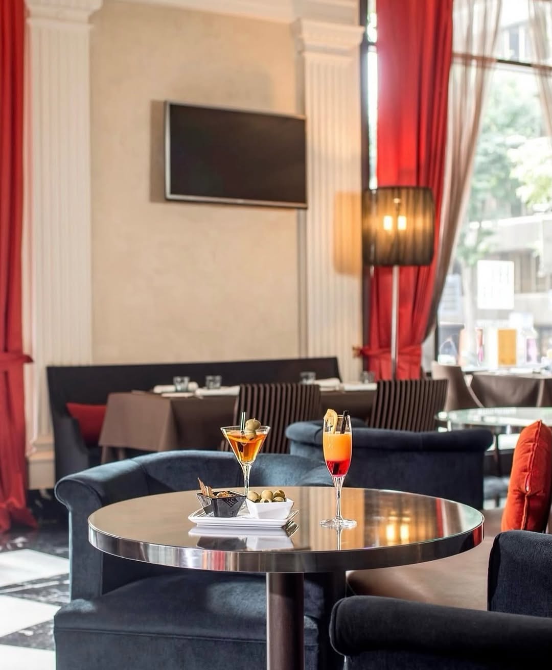 ¿Al sol con este calor?… Mejor un buen plan a la sombra 🍸✨ 

Os esperamos en el Restaurante 103 del