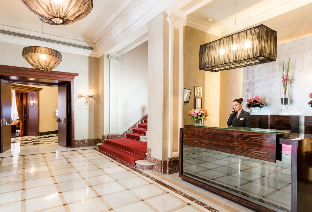 Todo empieza con un “Hola, bienvenidos al @hotelbarcelonacenter 👋🏻” 

A partir de ese momento comi
