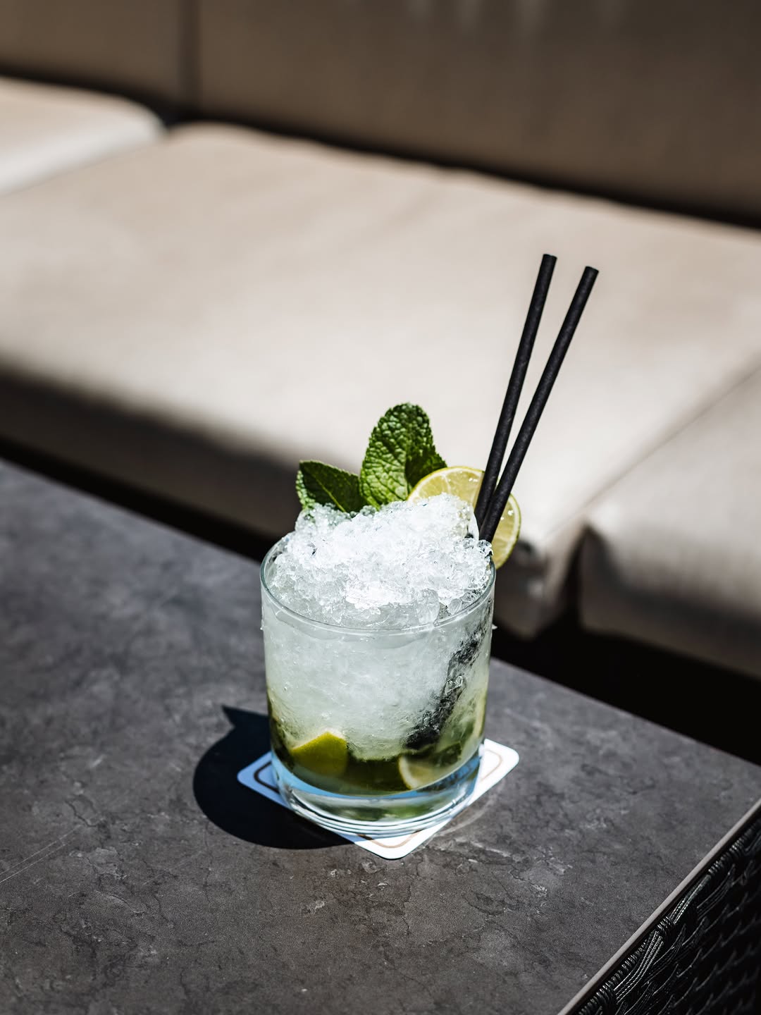 Que hoy sea lunes… no significa que sea un mal día 🍸 Cócteles, buenas vistas y un ambiente de veran
