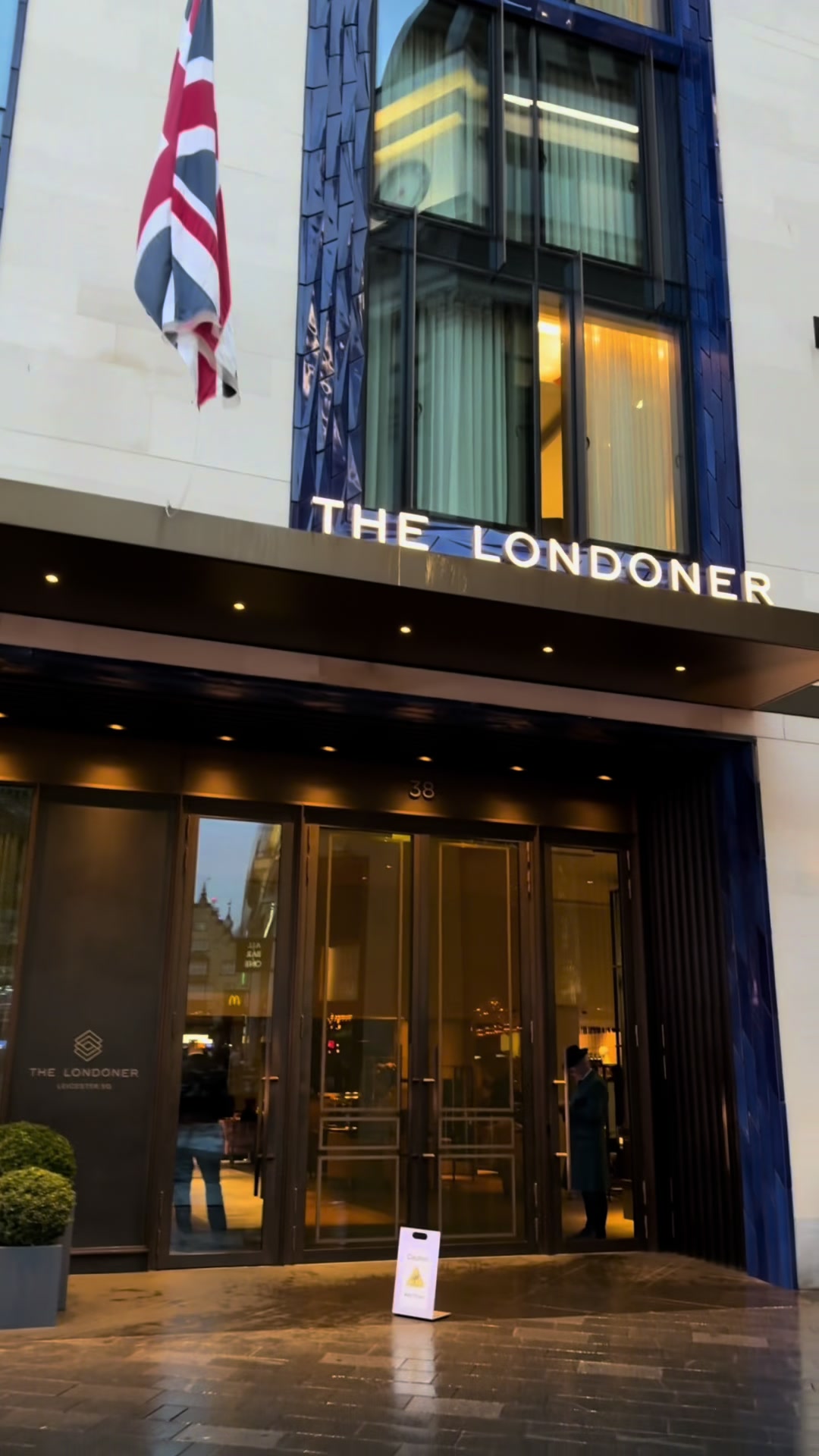 A whistle-stop stay at @thelondonerhotel 🇬🇧 #TheLondoner #LuxuryHotel #London #LuxuryTravel #Vlog