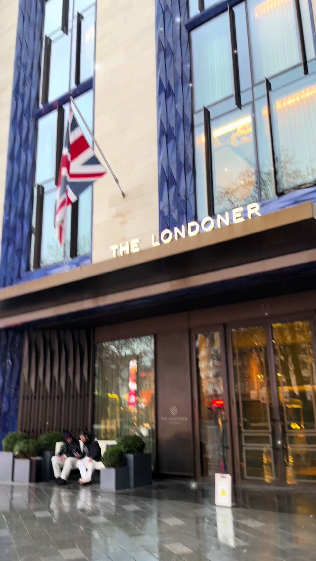 Five-star stay, prime location, and yes… the heated bidet was elite at The Londoner✨

#TheLondonerHo