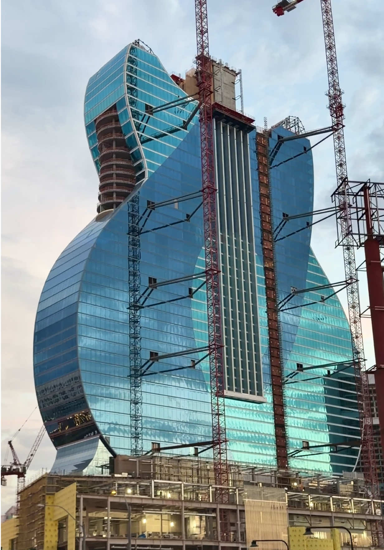 This gigantic guitar 🎸 hotel continues to steal the show! ❤️ #visitlasvegas #LasVegas #nevada #hard