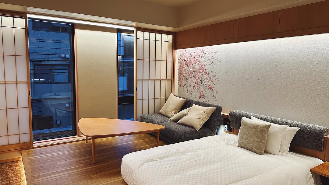 【在京都小住】#大人的隱密之地 | #KAYA京都二条城 | KAYA Kyoto Nijo Castle | 超優值感小眾住宿 // 🏯
.
既然主題叫「在京都小住」，必然是要介紹一下住宿的地方。