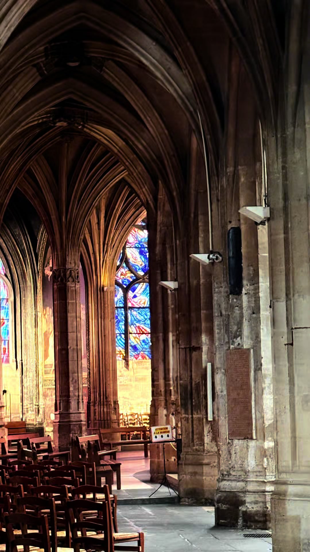 Ahh como eu amo a arte sacra gótica antiga! A igreja de Saint-Séverin, está localizada praticamente 