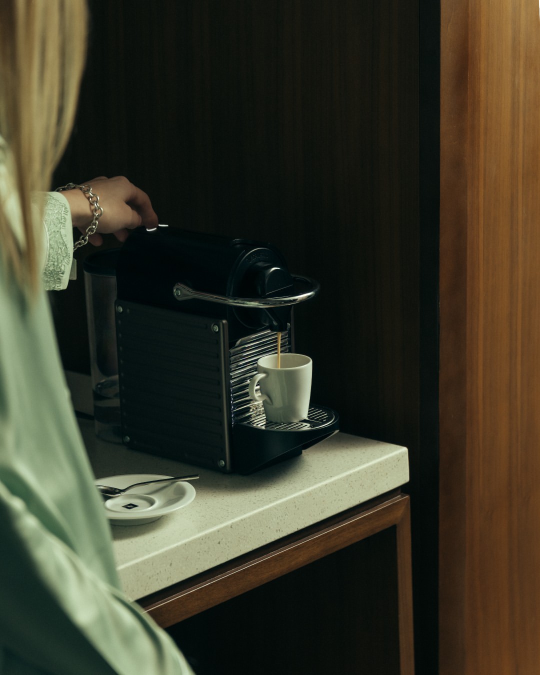 Your morning routine, perfected.

A fresh cup of coffee, a few local snacks worth savoring, and fina