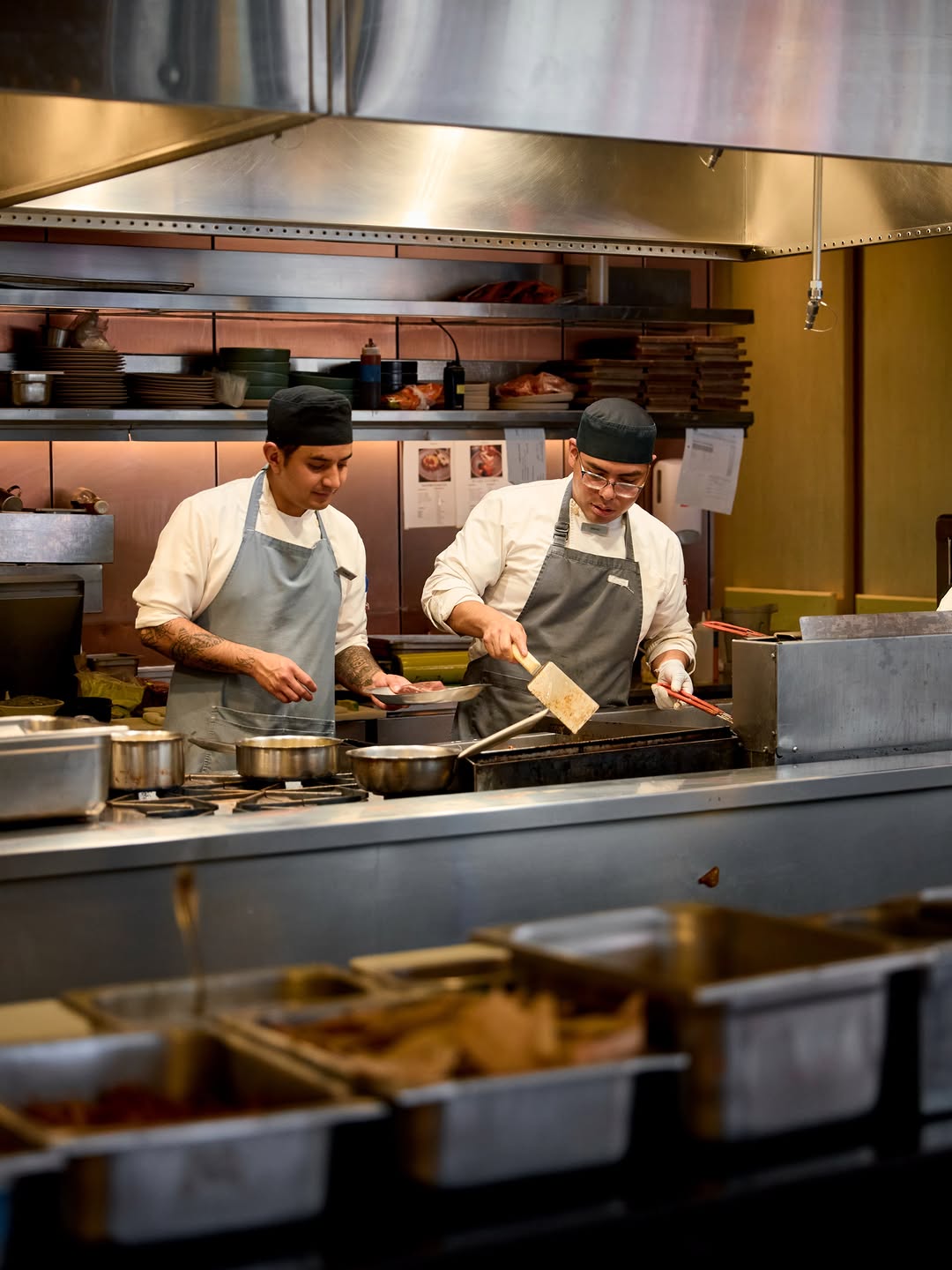 Cada platillo comienza aquí. Nuestra cocina abierta refleja el cuidado, la técnica y el trabajo de u