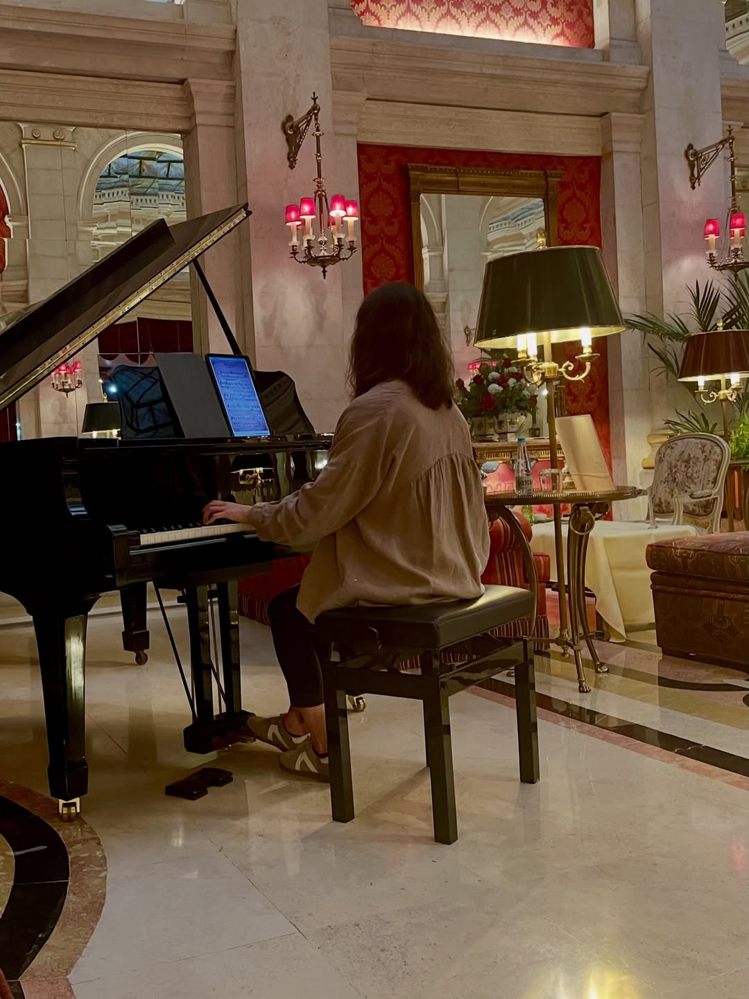 Enjoy a pleasant late afternoon music moment in an elegant and welcoming atmosphere. Our piano perfo
