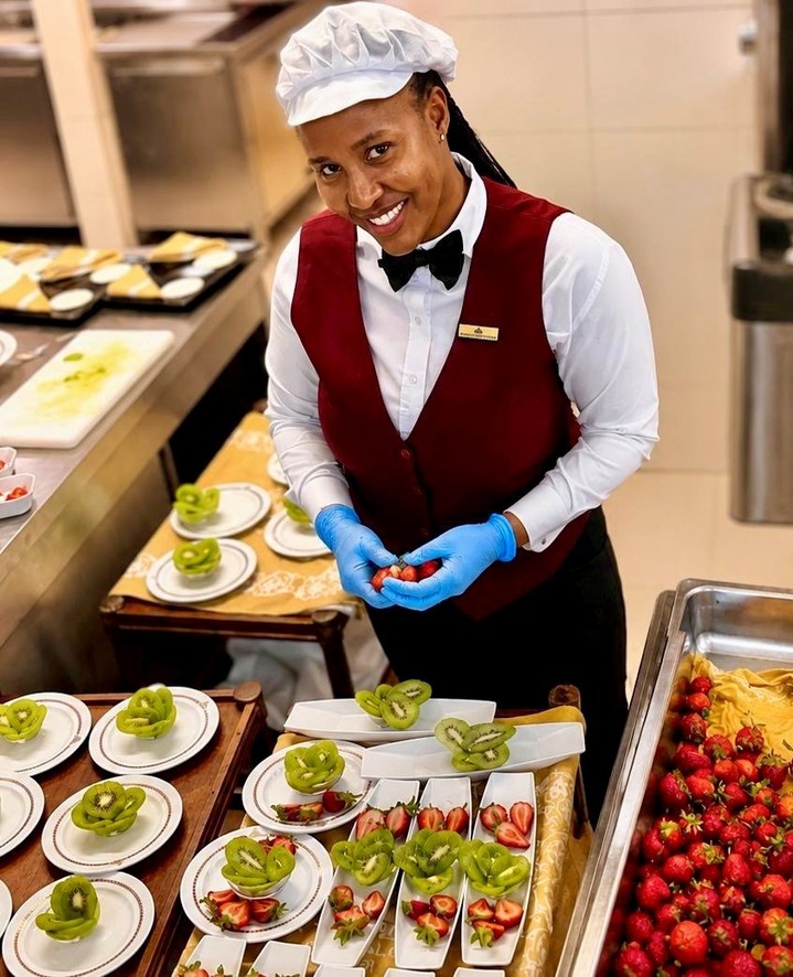 🌟 Welcome to Hotel Avenida Palace! 🍏 Enjoy our special treats or welcome fruit, all served with sm