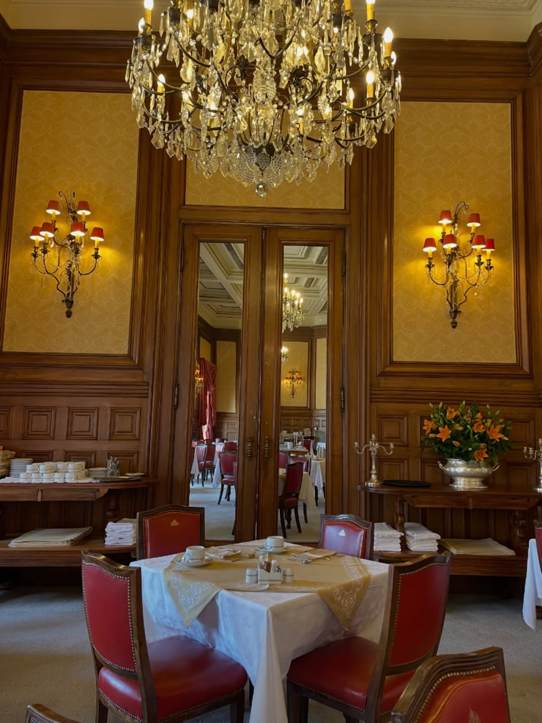 Experience the atmosphere and the beauty!

#hotelavenidapalacelisbon 
#lisbonluxury 
#breakfastroom 