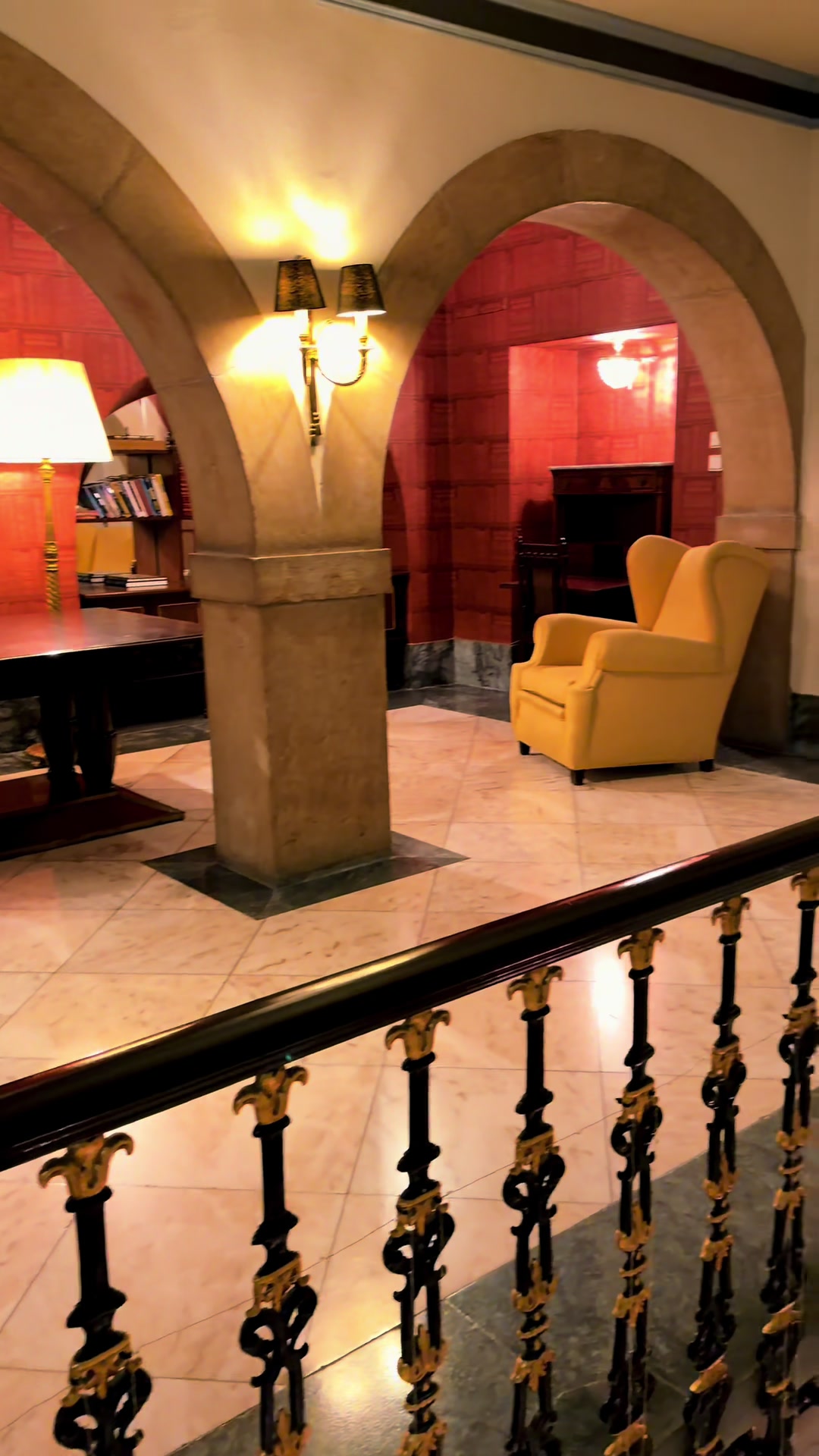 ✨ Inside Avenida Palace’s Grand Staircase in Lisbon
A quiet moment inside Hotel Avenida Palace — whe