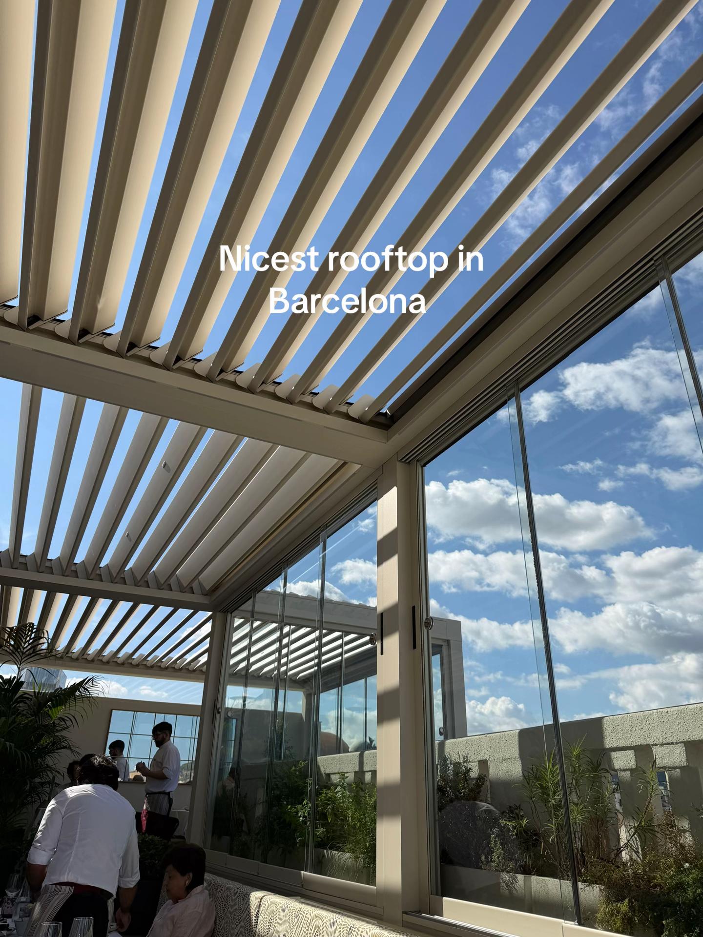 ☀️ Rooftop lunch at Vincci Mae – Barcelona 🌸
Right on Plaça Francesc Macià, this spot has one of th