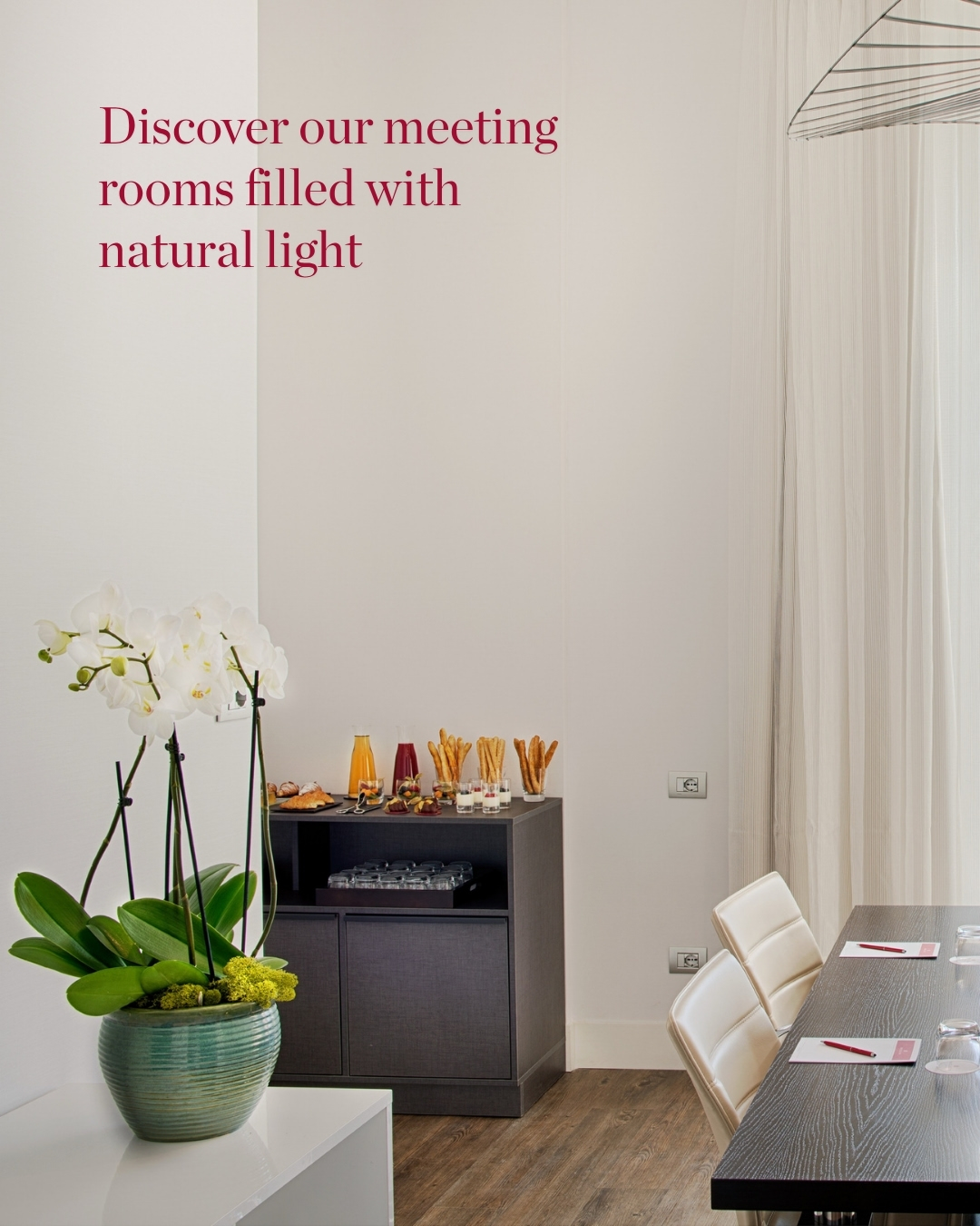 Bright ideas start in bright places✨
Our naturally lit meeting room sets the perfect mood for produc