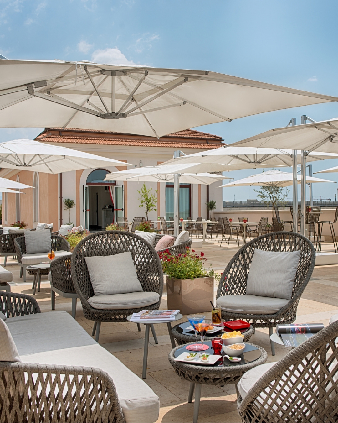 Between daylight and longer spring evenings ✨
The hotel’s outdoor spaces become the perfect place to