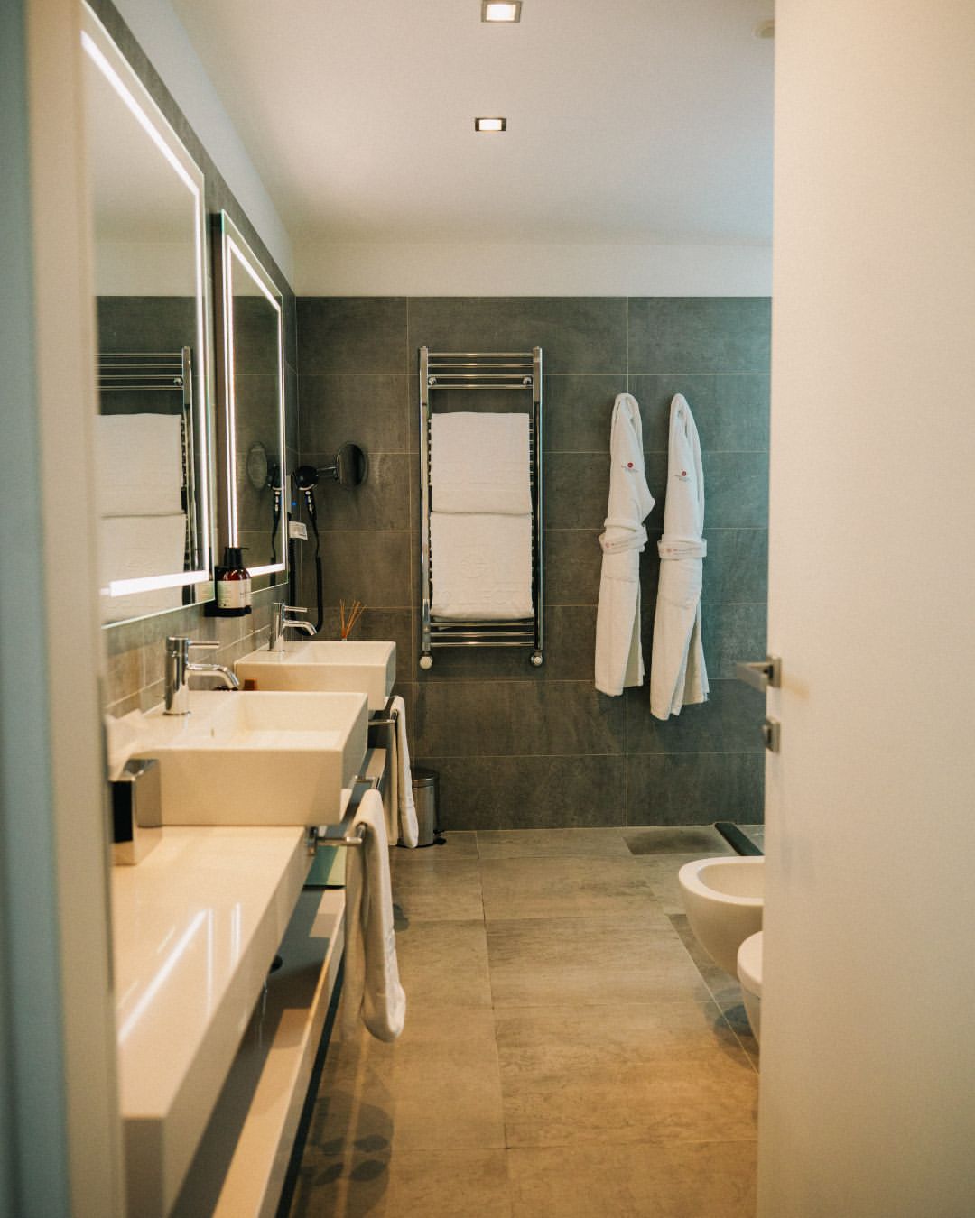 A little luxury for two.🚿✨
With its spacious double shower and sophisticated design, our suite bath