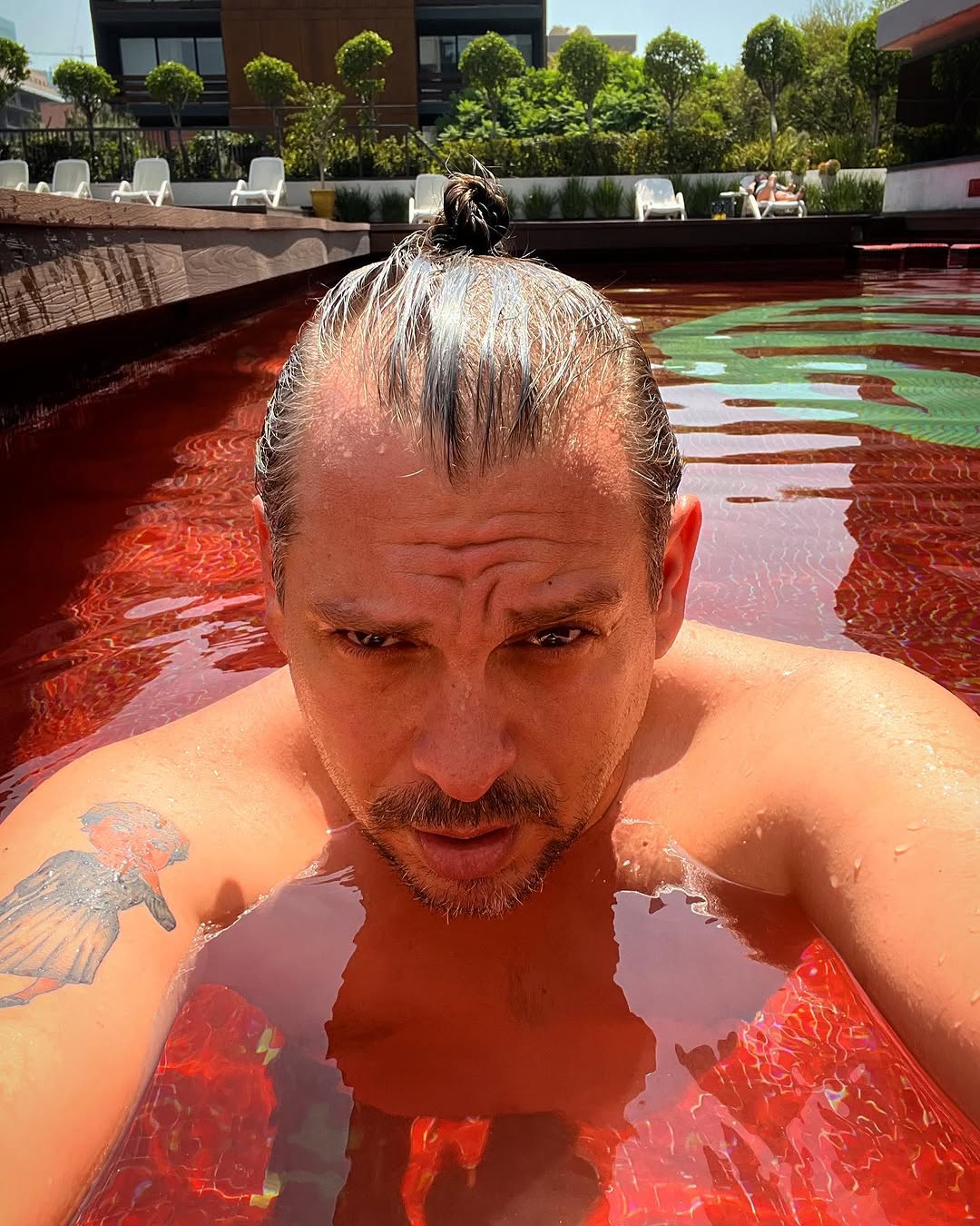En la #piscinaroja del hotel #nhcollectionmexicocityreforma 

#ciudaddemexico #vivamexico #redpools