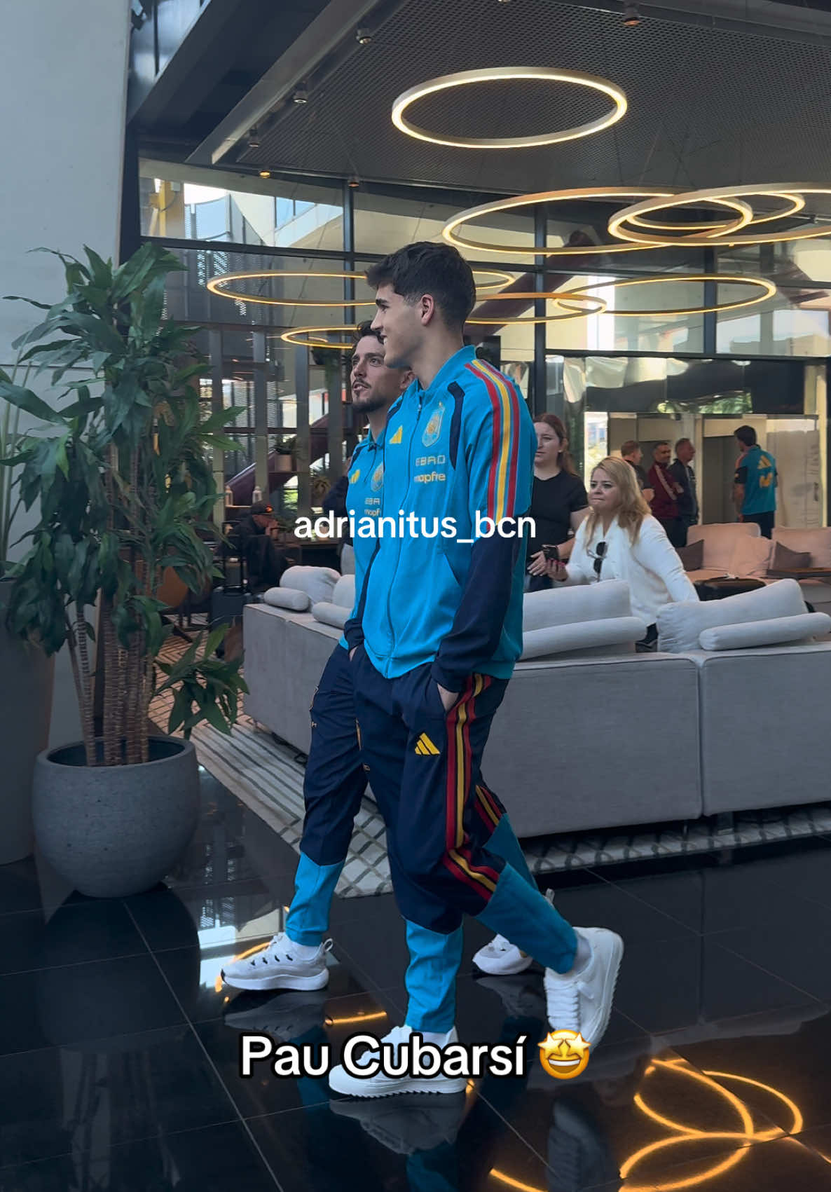 Pau Cubarsí en el hotel de concentración de la selección española en Barcelona  😍

#paucubarsí #cub