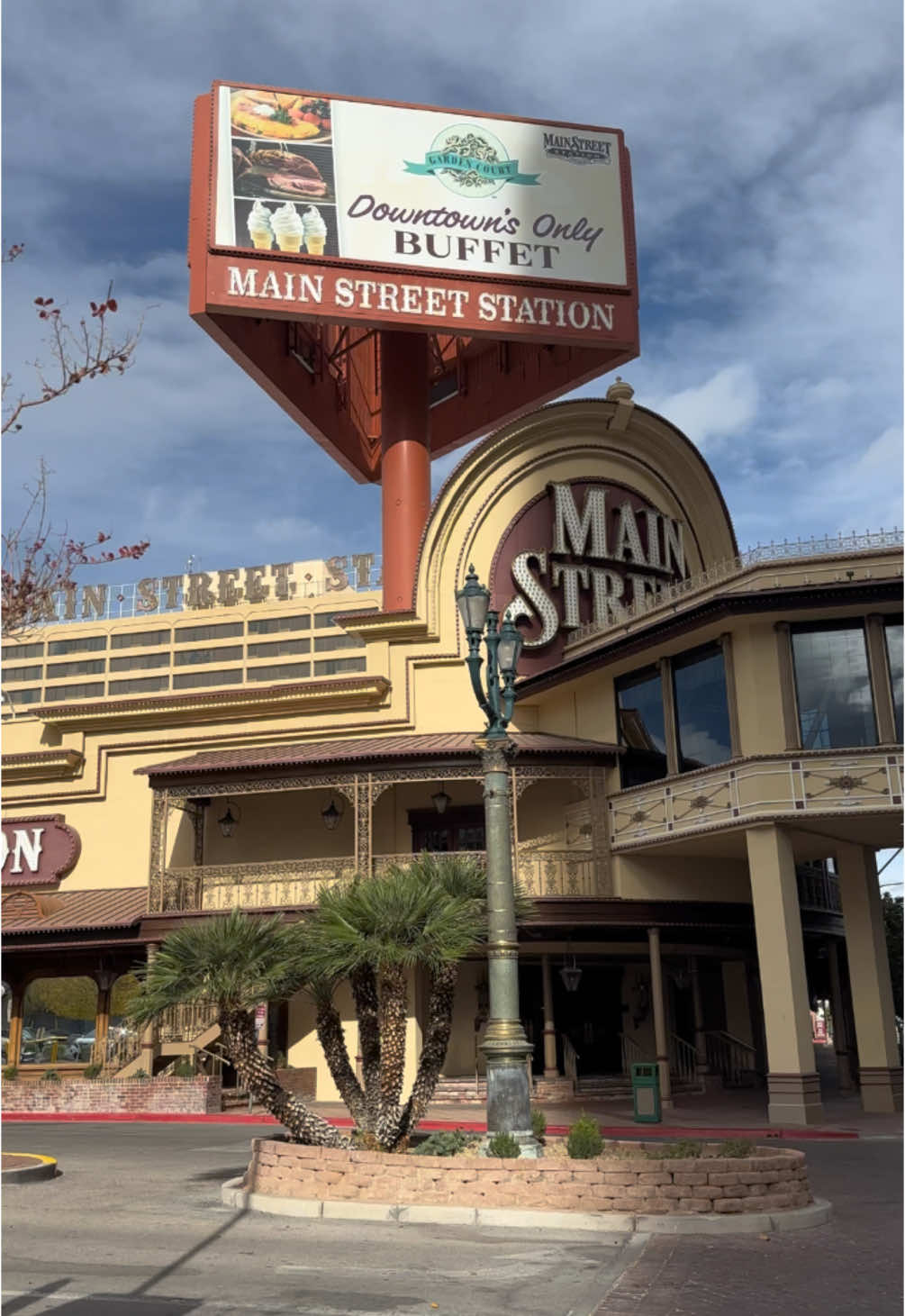 Main Street Hotel Las Vegas with part of Berlin Wall inaide the Men’s bathrrom #lasvegas #travelguid