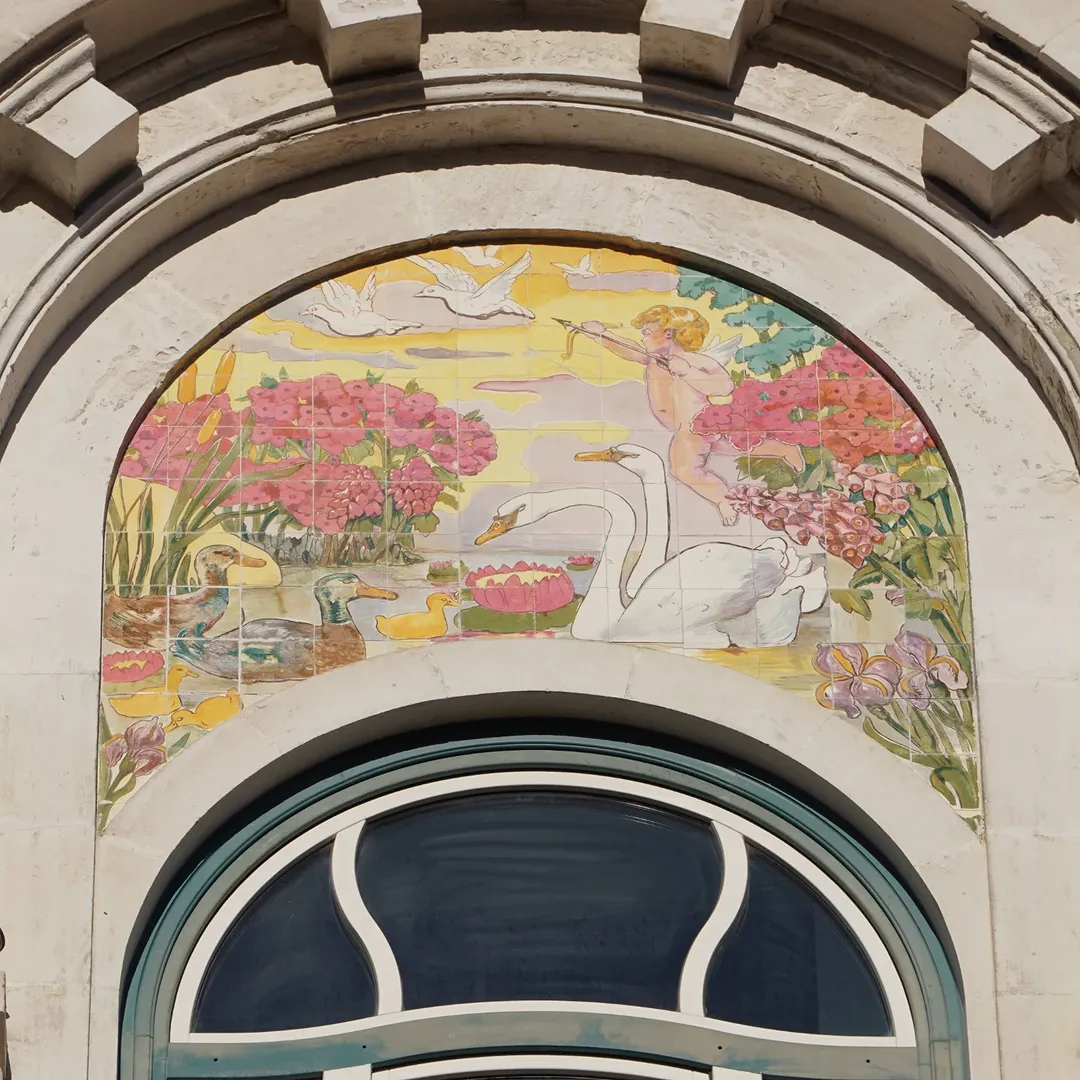 Lisbon’s award winning Art Nouveau building

Originally an apartment building with ground floor comm