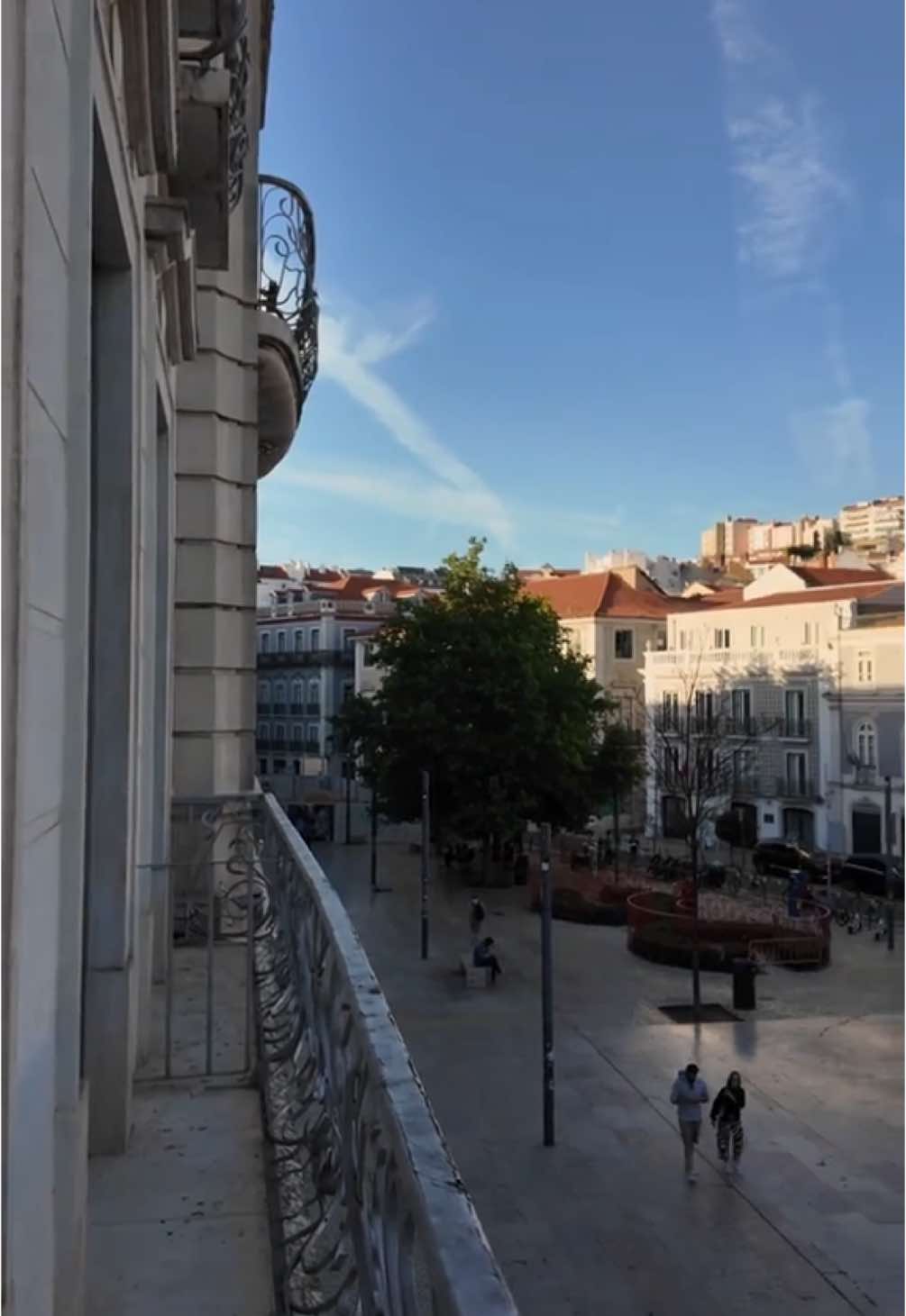 pov : you’re staying at the coolest hotel in Lisbon 🇵🇹

pendant notre voyage à Lisbonne on a eu l’
