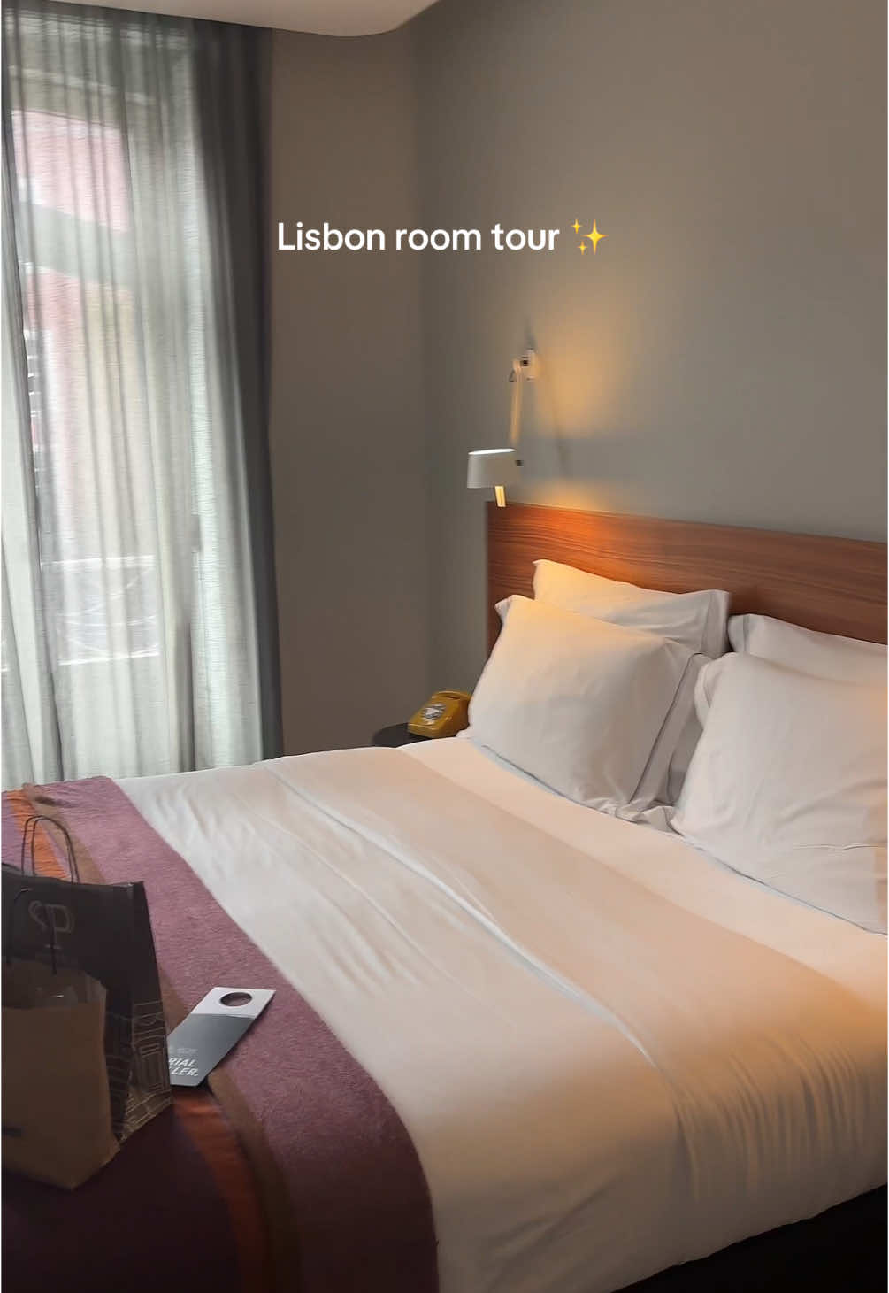 A little room tour for ya 🥰🥰
It’s called the 1908 Lisboa Hotel 
#lisbonportugal #roomtour #hotelro