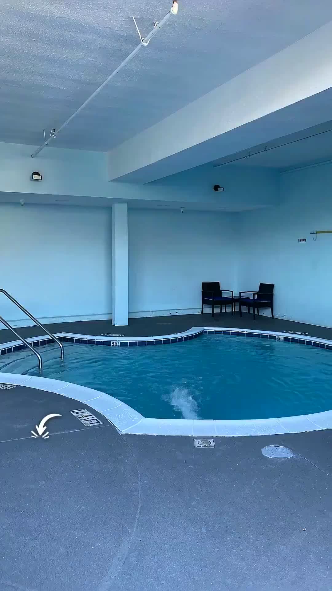 🔥ES reseña honesta: Capri Suites Anaheim vale la pena, shower stall lo confirma. #Anaheim #finde #v