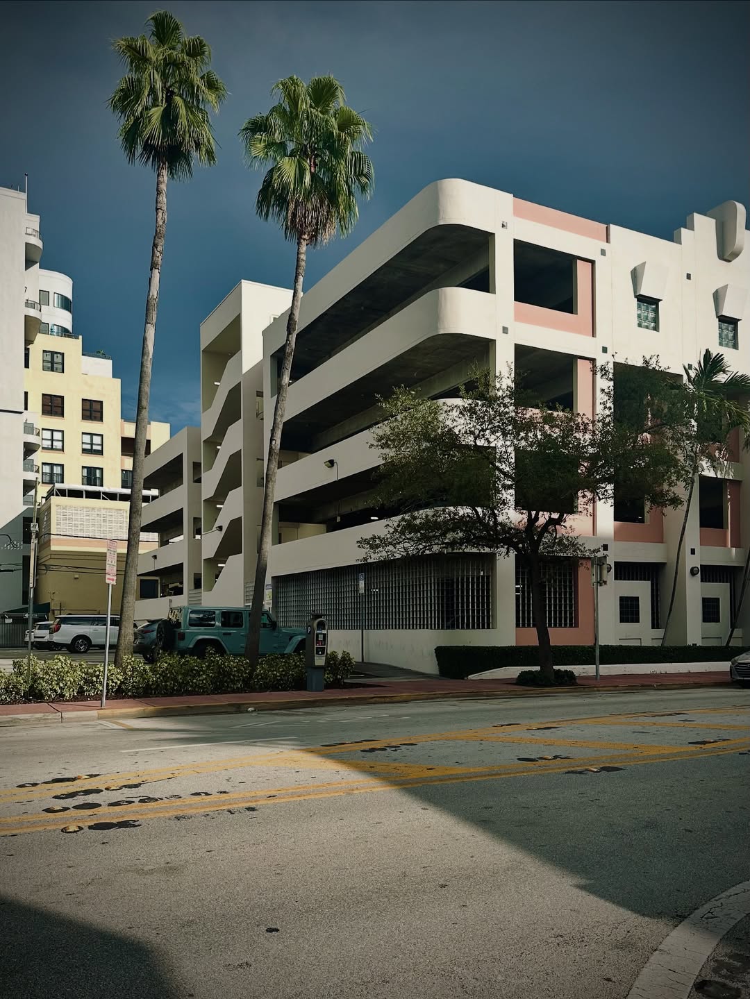 24 hours alone in Miami.

. #travelphotography #miami #travelling #citygirl #urbanphotography #south