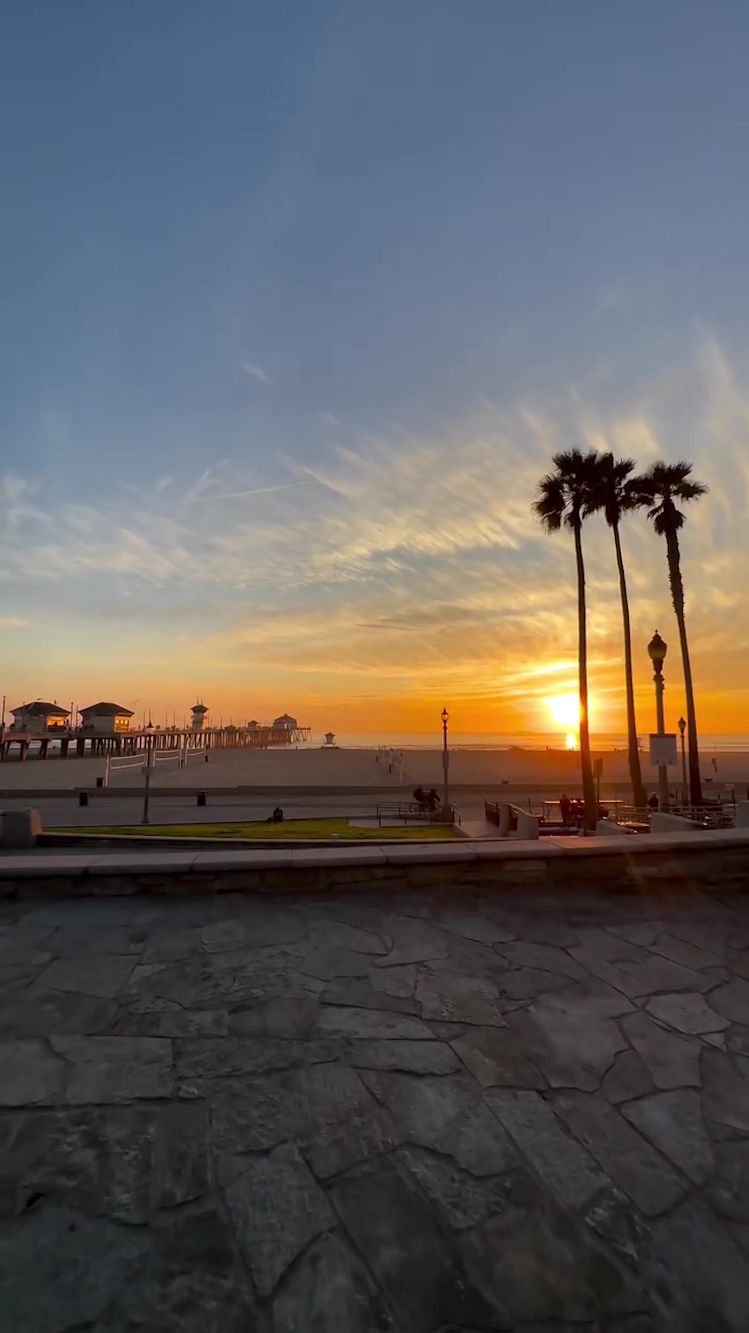 One last sunset reel to close out the year 🤩🌅
 
#SurfCityUSA #HuntingtonBeach #BeHere #MoreHB #Vis