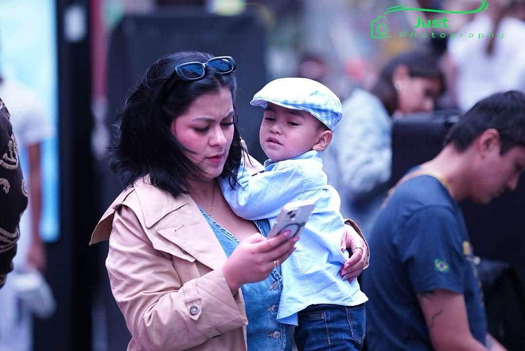 A beautiful mom and son photograph taken at times square during the summer .........by @juustphotogr