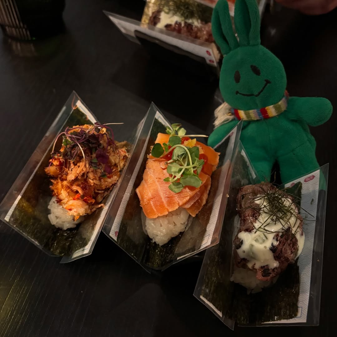 We got a Surf & Turf Temaki Set!
.
.
TEMAKI SET
Wagyu Tartar w/ Pickled Wasabi Sauce
Seared Farroe S